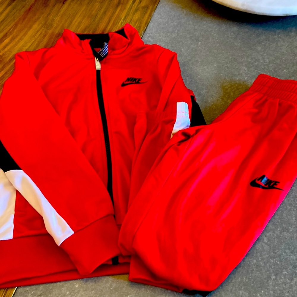 Nike warm up red and black, boys outfit 4-5 joggers. Zip up